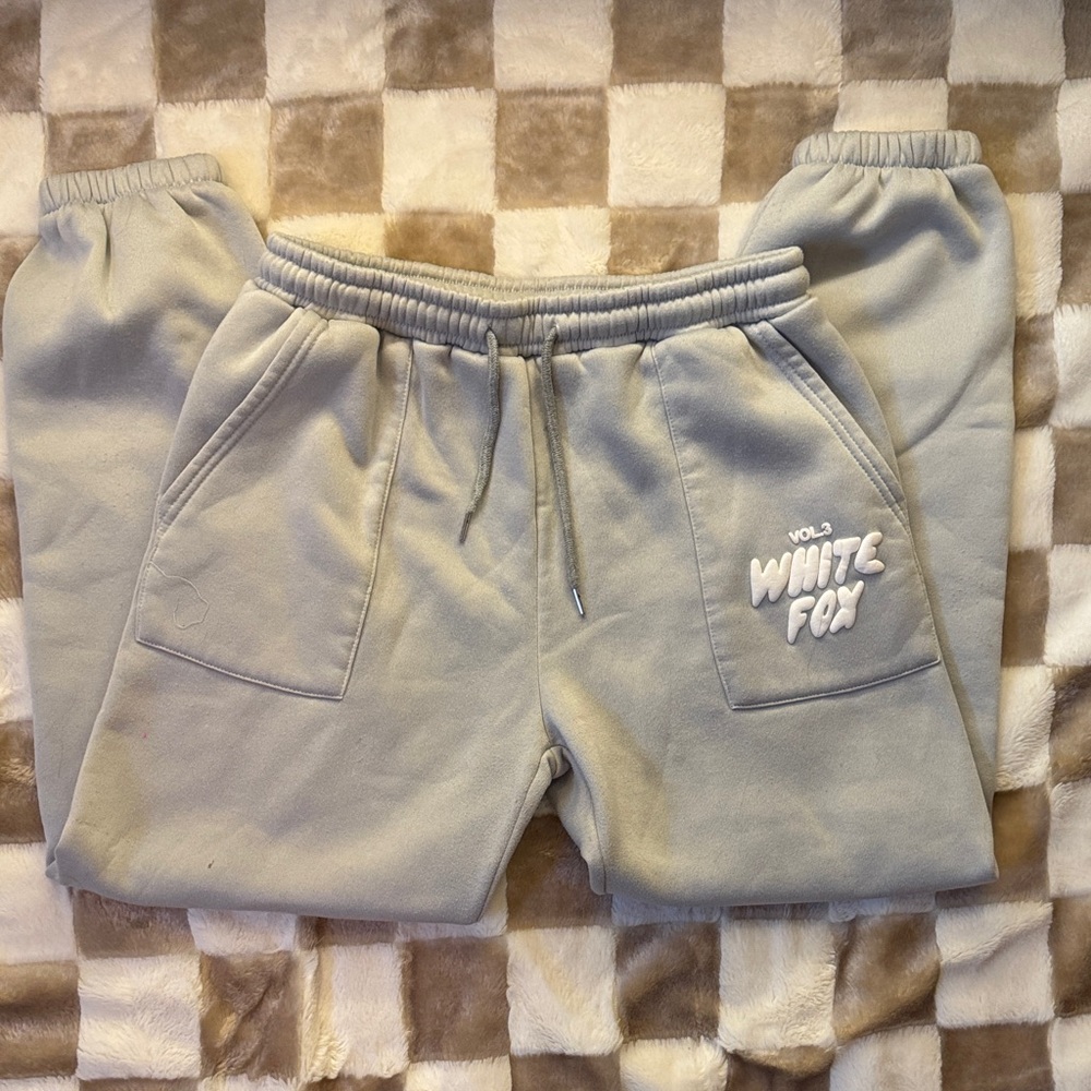 White Fox Women’s medium gray sweatpants
